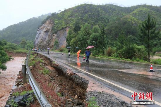 圖為5月19日，江西贛州石城縣珠坑鄉(xiāng)塘臺村通往福建寧化縣的公路出現(xiàn)塌方。陳小強 攝