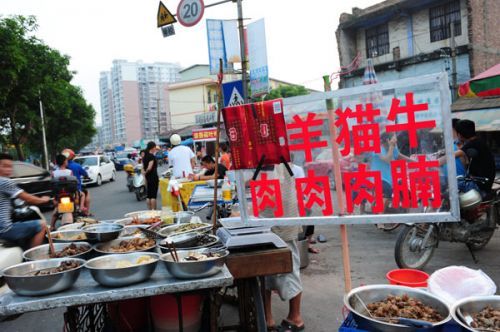 鄭州愛(ài)狗人士聚集為貓狗祈福 抵制玉林狗肉節(jié)