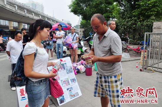 一名市民在買水。