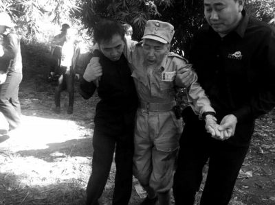 89歲老兵繆焜得知不能接到遺骸后嚎啕大哭。組織方供圖