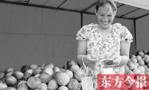 昨日，開封瓜農(nóng)史瑩瑩幸福地數(shù)著賣瓜錢