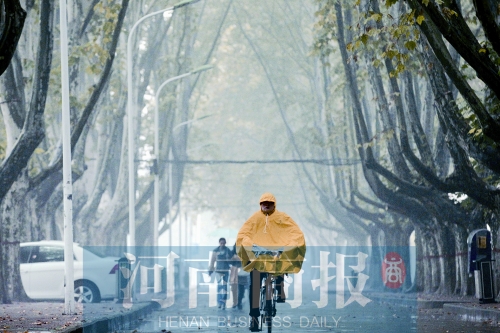 一場(chǎng)雨也沒(méi)能將鄭州從空氣污染中解救出來(lái) 河南商報(bào)記者 張郁/攝