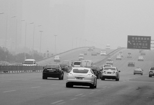 道路上飽和的機(jī)動車無疑是造成霧霾天氣的一個原因