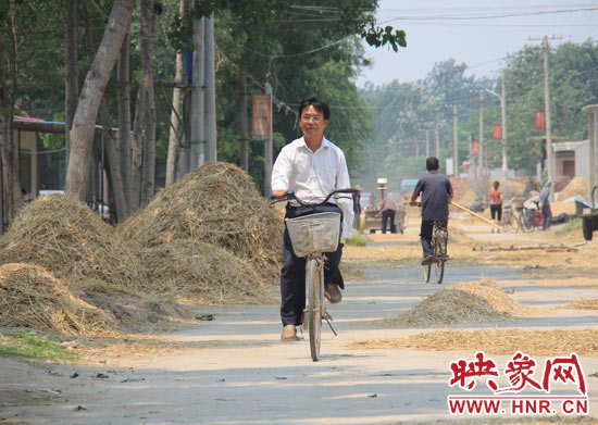 圖為王格現(xiàn)騎著自行車去學(xué)校。