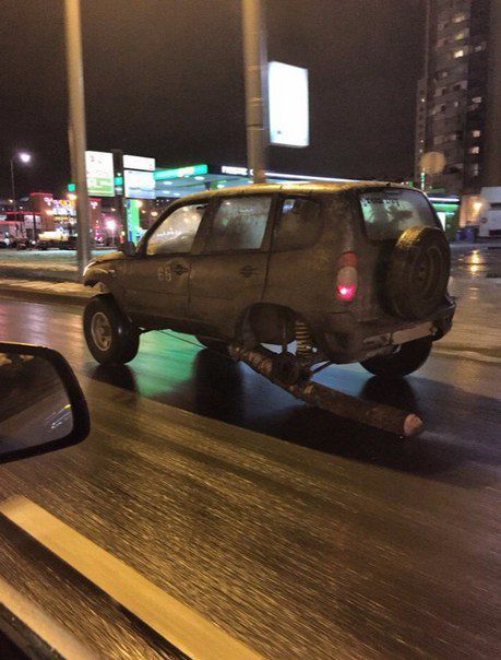 俄羅斯“最牛破車”：只剩仨輪“拄拐”上路(組圖)