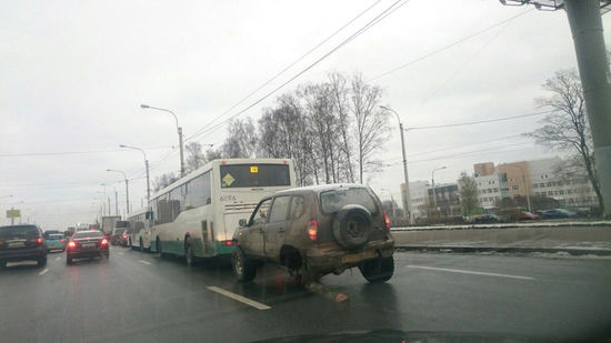 俄羅斯“最牛破車”：只剩仨輪“拄拐”上路(組圖)