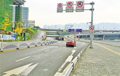 12月18日，本報記者駕車經(jīng)過江北嘴千廝門大橋匝道附近道路和財信廣場旁支路體驗(yàn)時，收音機(jī)里能聽到神秘的路況提示音。本報記者