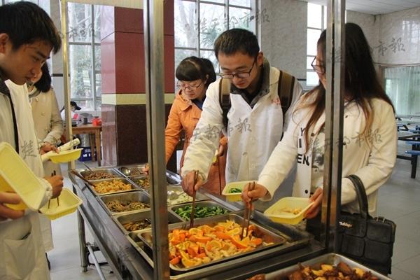 大學(xué)食堂現(xiàn)神級(jí)“黑暗料理”：橙子炒肉