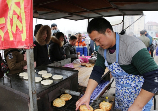 老師辭職賣(mài)肉夾饃 月收入近萬(wàn)元比當(dāng)民辦教師高出2倍