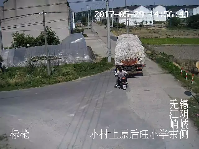 男子遭大貨車碾壓致死 監(jiān)控還原最后10秒