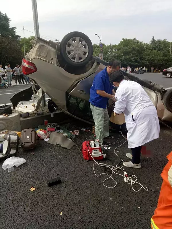 不值！小車四腳朝天司機身亡 死者只為偷幾罐奶粉