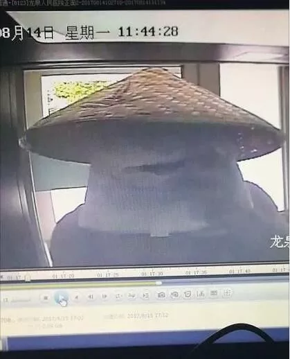 男子在酒店裝攝像頭專敲老板 事后戴斗笠蒙面取錢