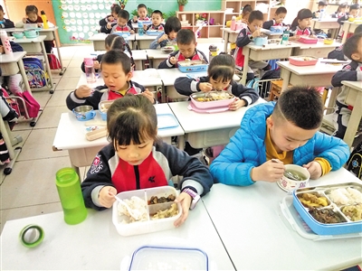 重慶一小學發(fā)好習慣手冊:吃飯時請長輩先坐