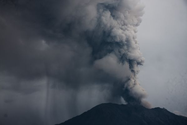 這是11月28日在印度尼西亞巴厘島拍攝的噴發(fā)火山灰的阿貢火山。新華社發(fā)