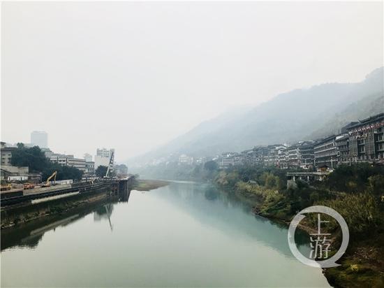 △赤水河兩岸的茅臺鎮(zhèn)有著超過2000家白酒經(jīng)營戶。