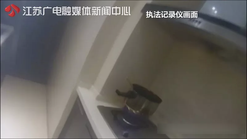 醉酒女子獨(dú)自在家干這事 醒來看見滿屋陌生人