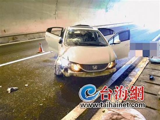 小車在龍巖高速隧道內(nèi)翻車，擋風玻璃脫落。 臺海網(wǎng) 圖