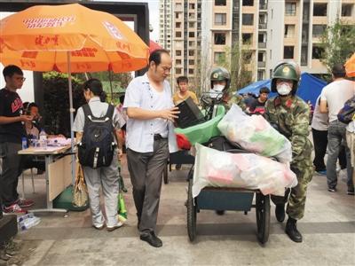 9月8日，天津濱海海港城小區(qū)，武警幫助居民搬東西。