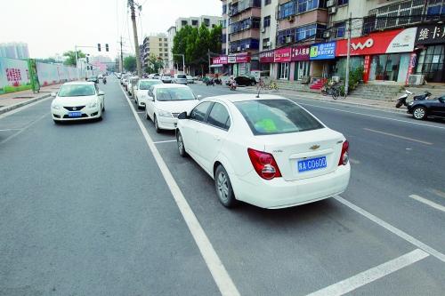 鄭州首創(chuàng)“內(nèi)嵌式”停車位長(zhǎng)啥樣？ 市民直呼沒見過