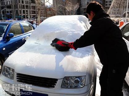 冬季雪后擦車