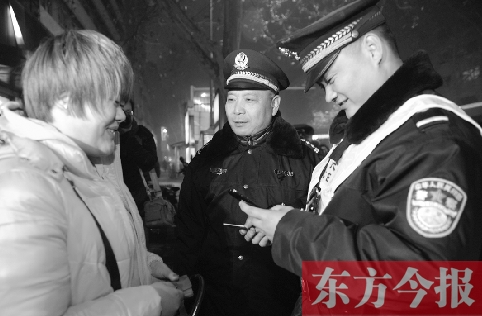 鄭州市公安局金水路分局黃柏仁局長（中）帶領民警夜間在轄區(qū)巡邏