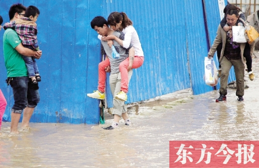 雨后鄭州，“背人過河”成了一道甜蜜又無奈的風(fēng)景 東方今報(bào)記者 沈翔 攝