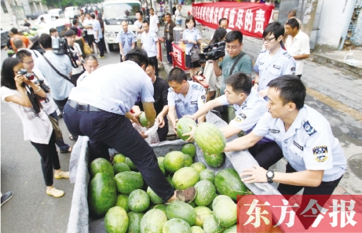 過(guò)秤開(kāi)始，鄭州管城區(qū)城市管理執(zhí)法局等五局委共買(mǎi)了96500斤西瓜