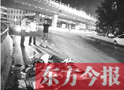 昨日凌晨3時(shí)，鄭州市區(qū)河醫(yī)立交橋下，交警在勘察現(xiàn)場(chǎng)