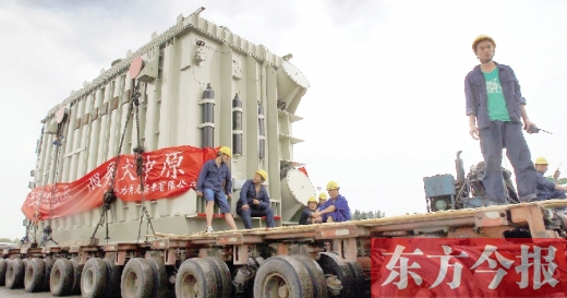 天降大雨，加大了行走的難度，工人們用支桿頂起沿途的電纜