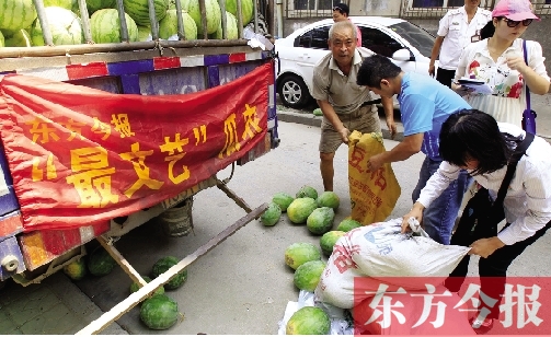 昨日，得知“最文藝瓜農(nóng)”祁老漢（左一）被困，市民紛紛購(gòu)愛(ài)心瓜