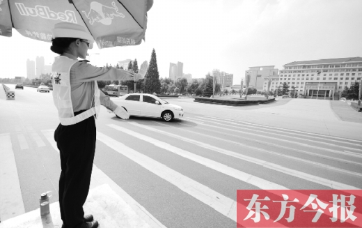 昨日，駐馬店市開源大道，女交警冒高溫指揮交通