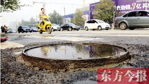 鄭州市航海路與興華南街交叉口當中，一處突出地面的窨井口隨時“伏擊”著粗心的路人