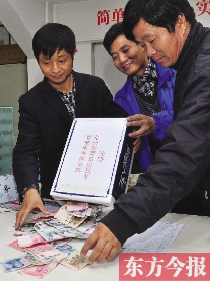 11月2日，鄭州眾多出租車司機為成都身患重病的的哥鄺德生募捐