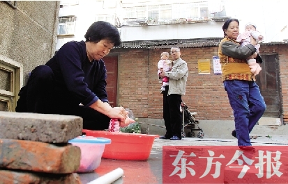 停水期間，一個(gè)水龍頭，12戶居民交替使用