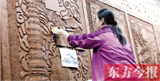 昨天上午，鄭州雕塑壁畫院的藝術(shù)家們正在創(chuàng)作鄭州地鐵文化主題墻的雕塑作品