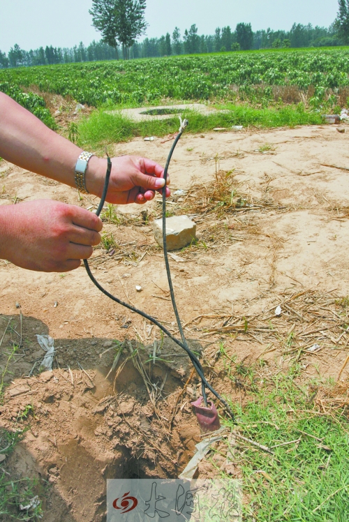 鄢陵6旬老漢澆水時觸電身亡 現(xiàn)場地埋電線雜亂裸露