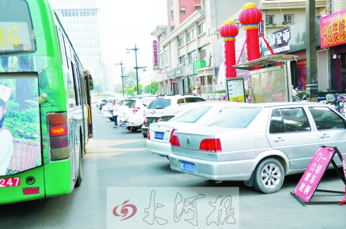 洛陽公交車站點(diǎn)成私家停車場(chǎng) 停車辦回應(yīng)稱涉嫌違法