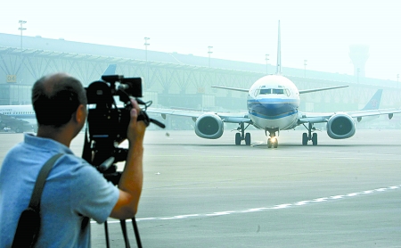 　8月28日，一架嶄新的波音737-800型飛機(jī)平穩(wěn)降落在鄭州新鄭國(guó)際機(jī)場(chǎng)。