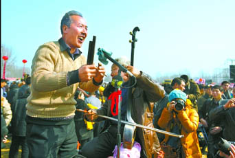 2月22日，寶豐馬街書(shū)會(huì)上，說(shuō)書(shū)藝人正在表演。記者 史長(zhǎng)來(lái) 攝