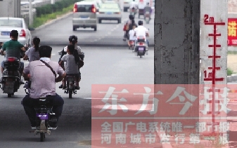 昨日，鄭州市航海路與京廣鐵路立交橋下，用紅線標(biāo)注的“水位警戒線”