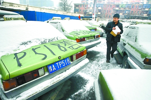 　12月21日，工作人員正在登記套牌出租車、假出租車