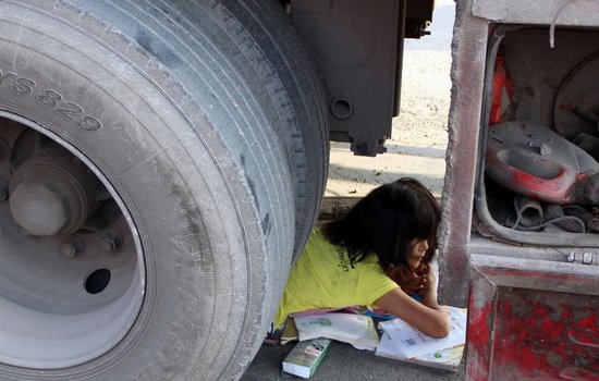 安陽(yáng)11歲女孩被40噸大貨車碾壓 始終沒(méi)落一滴淚