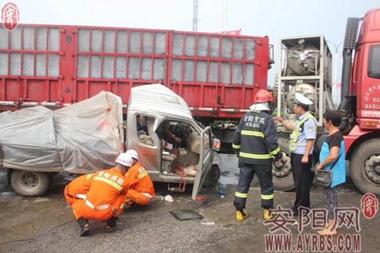 安陽大貨車與三輪車相撞一人被困 傷者鮮血直流