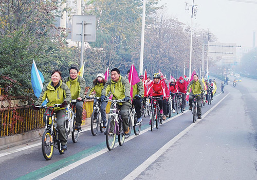 漯河市120多名騎友騎行 體驗(yàn)城市慢行系統(tǒng)