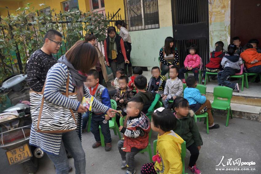 河南駐馬店市高新區(qū)一休幼兒園大門外聚集了數(shù)十位孩子家長,他們是來送孩子上學(xué)的,可是幼兒園大門卻被兩輛面包車?yán)锿舛滤馈Ｖ芤灰淮笤缇陀龅竭@事,不少家長特意給單位請假替孩子討要說法。