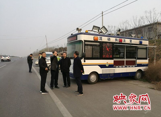 滎陽(yáng)市路警聯(lián)合“雷霆”封殺“雙超”車輛