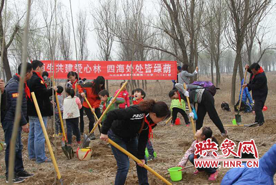 戶外踏春色 師生共植樹