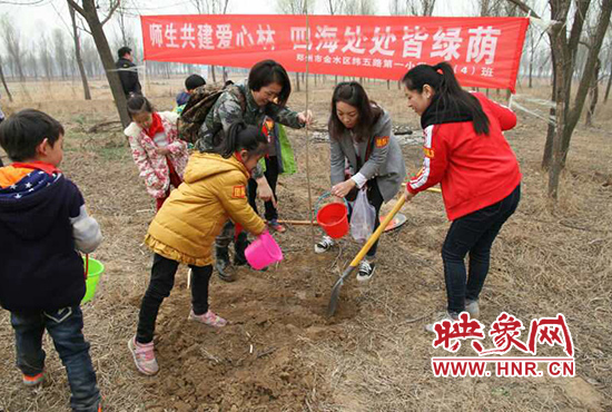 戶外踏春色 師生共植樹