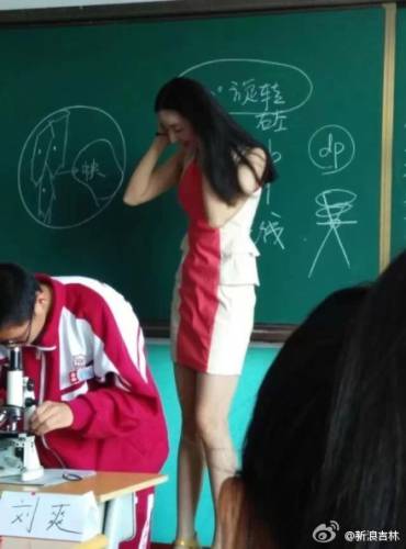 吉林女教師被同學(xué)譽(yù)為最美生物老師