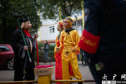 唐僧師徒變身快遞哥在長(zhǎng)沙街頭送貨